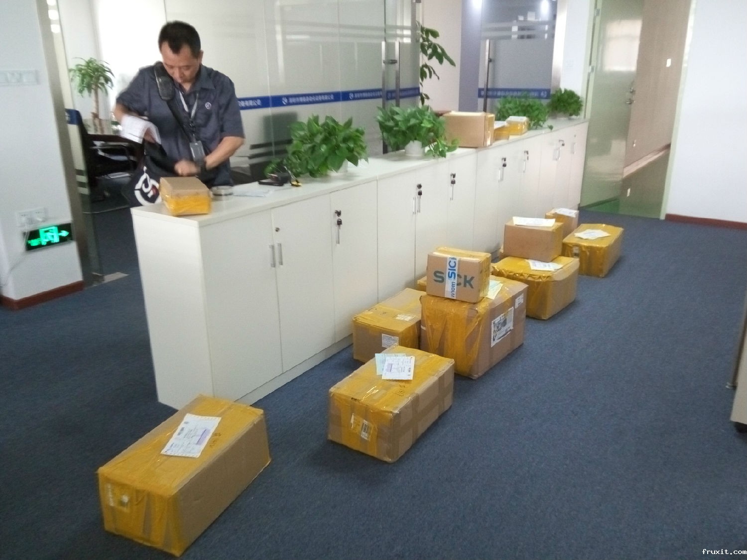 顺丰快递在给RSB-8-2等产品打包称重 顺丰快递在给RSB-8-2等产品打包称重